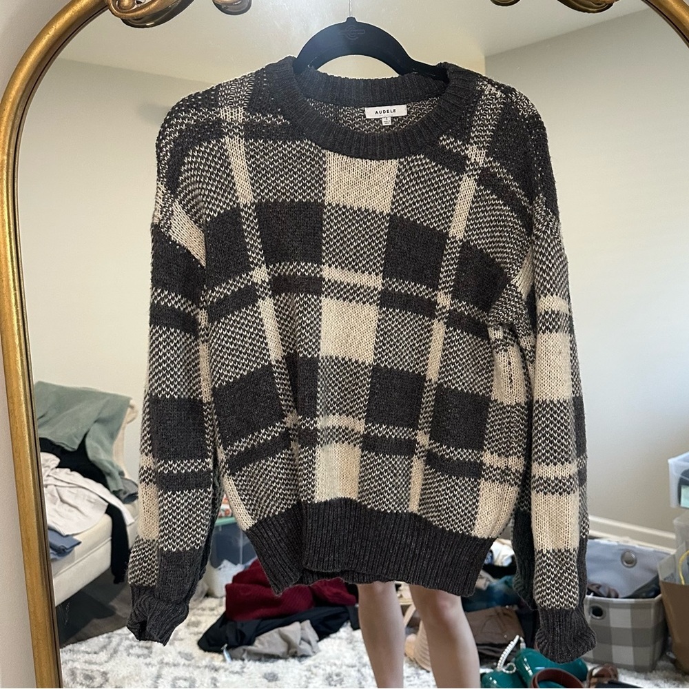 AUDELE like new sweater